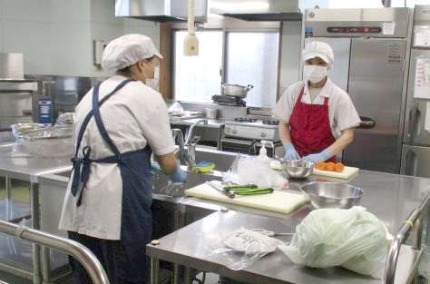 給食の先生お２人の愛情エキスがたっぷり入った自慢の手作り給食です。