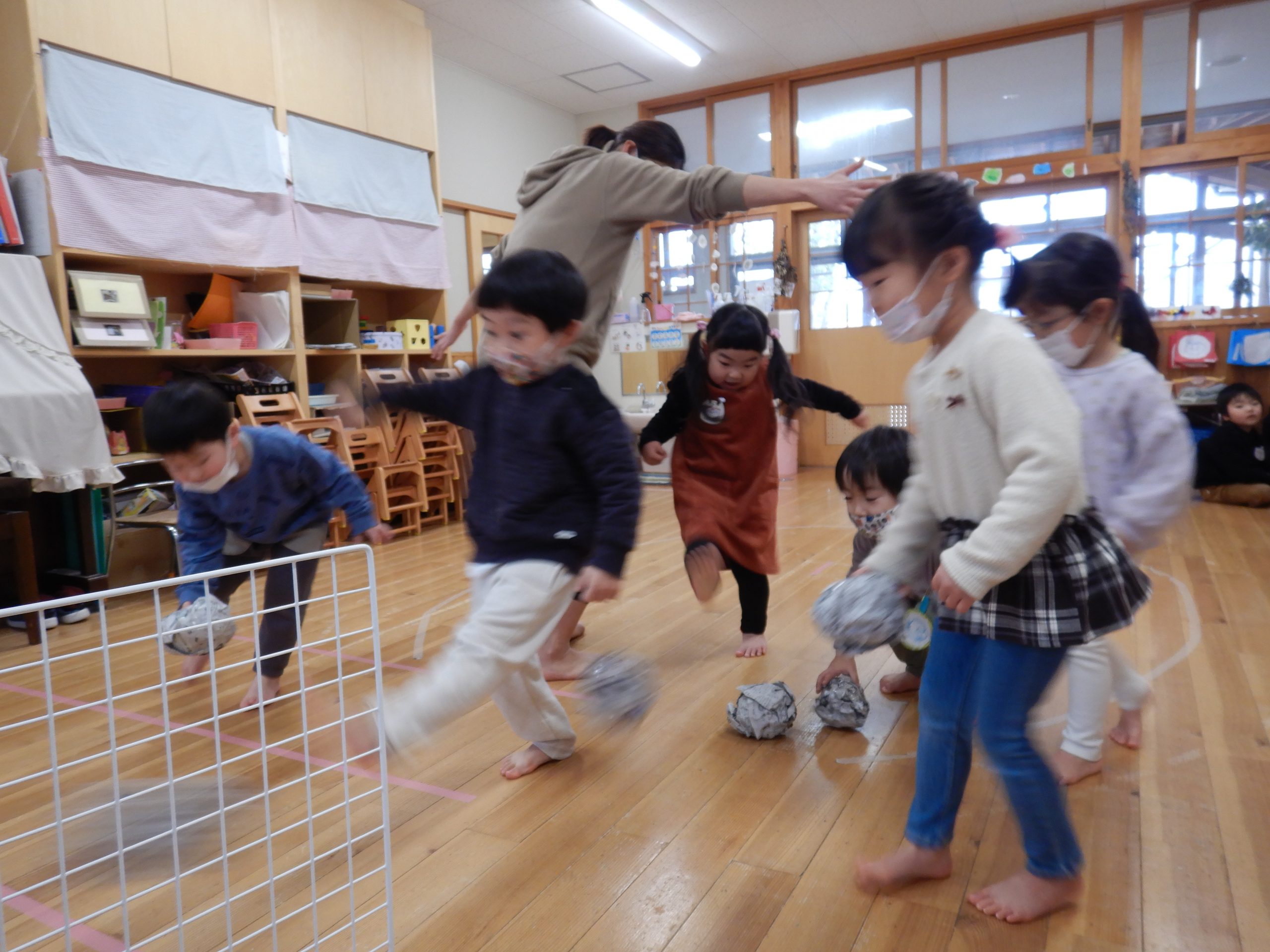 新聞紙サッカー　～年少組～