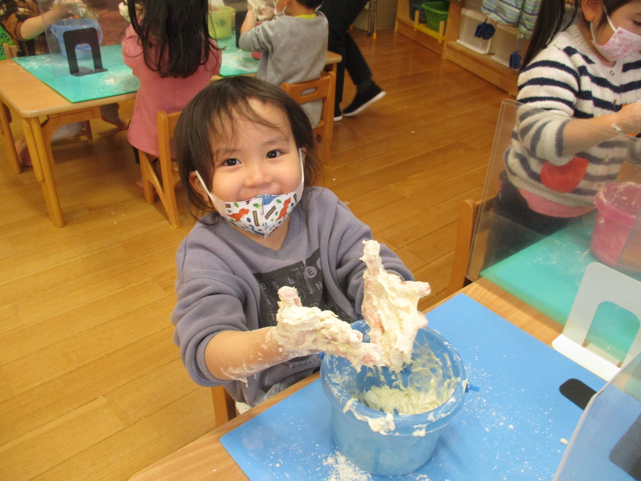 小麦粉ねんどをしたよ　～りすぐみ～