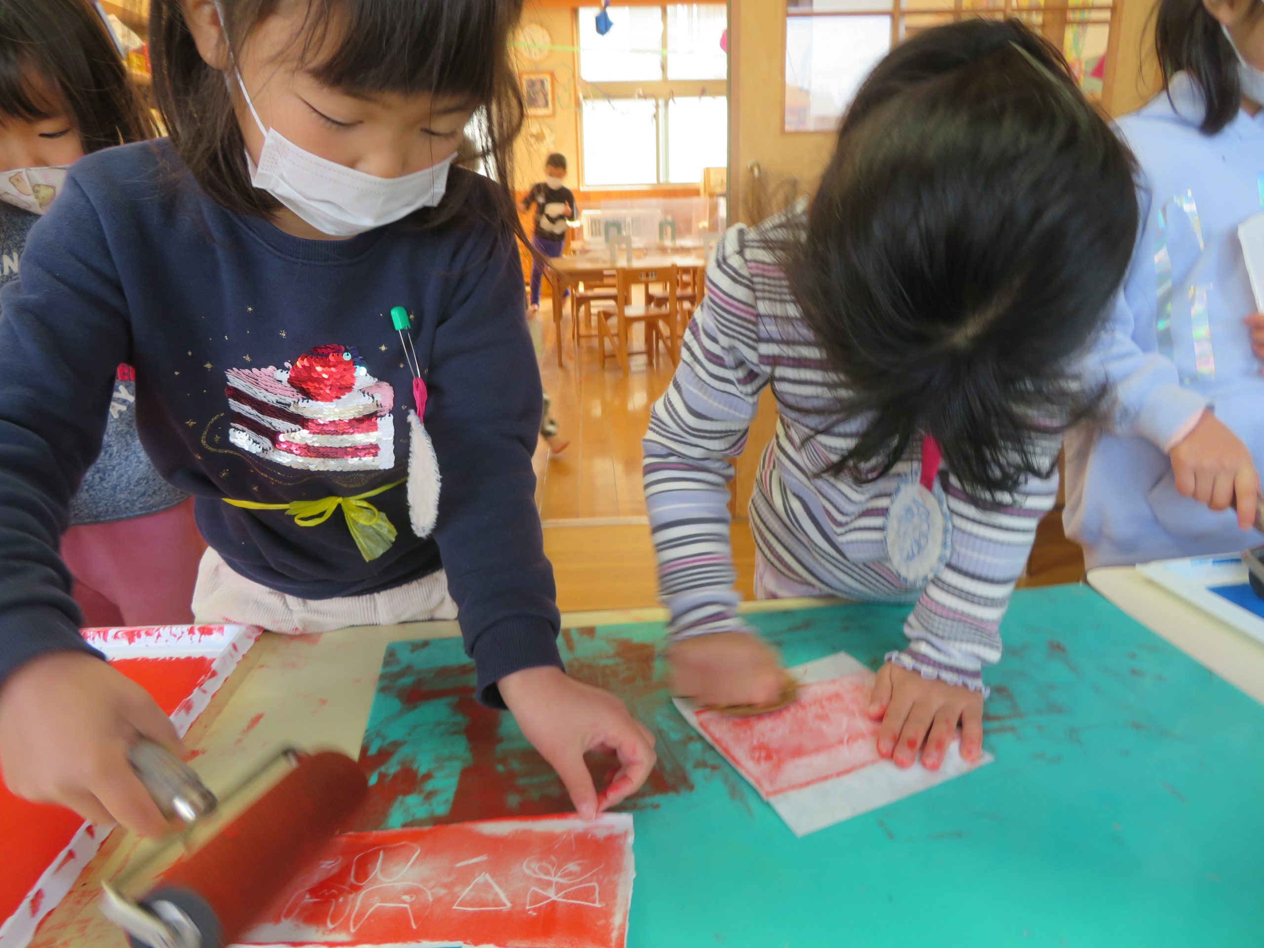 トレー版画に挑戦！～年中組～